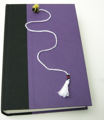 BeeWhiteBookmark2